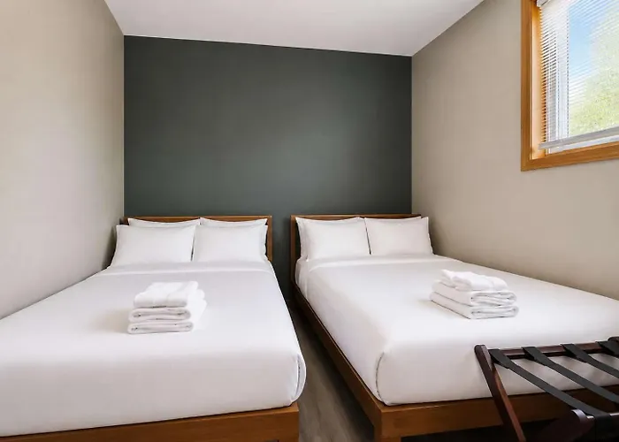 1 Free Parking Sleeps 10 Chicago