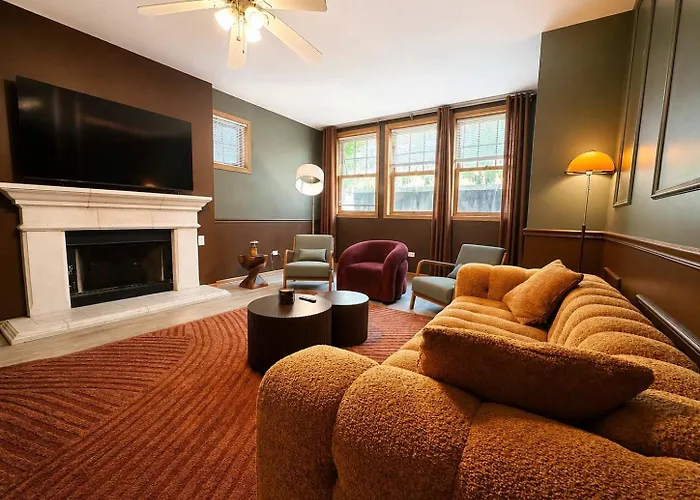 1 Free Parking Sleeps 10 Chicago